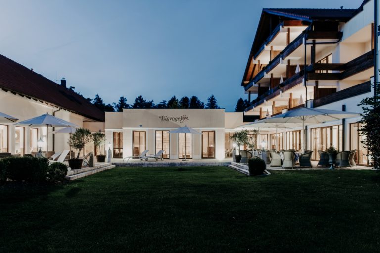 Bistro Terrasse Abend 1920x1280 k 768x512