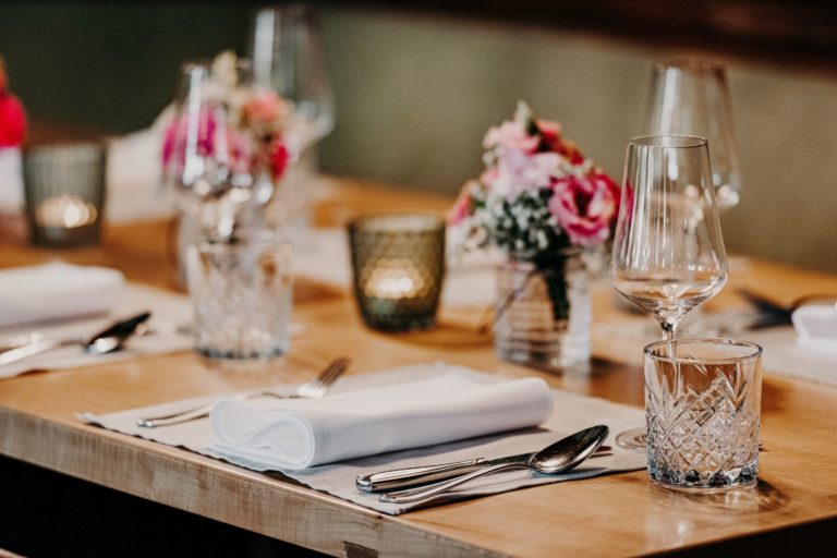 Tisch 9 Querformat 1920x1280 k 768x512