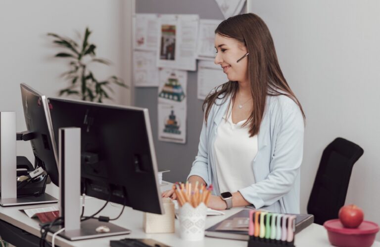 Berliberlinski Frau an Computer 0111 1600 768x500