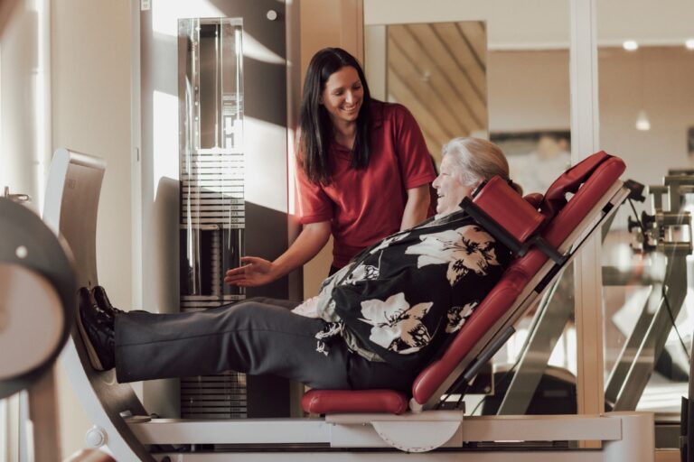 Berliberlinski Frau macht Uebung an Geraet 9984 1600 768x512