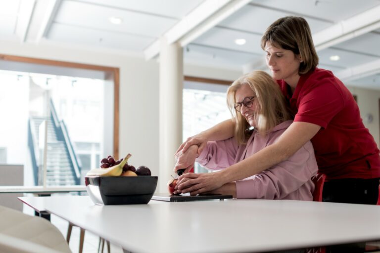 Berliberlinski Frau schneidet Apfel 2376 1600 768x512