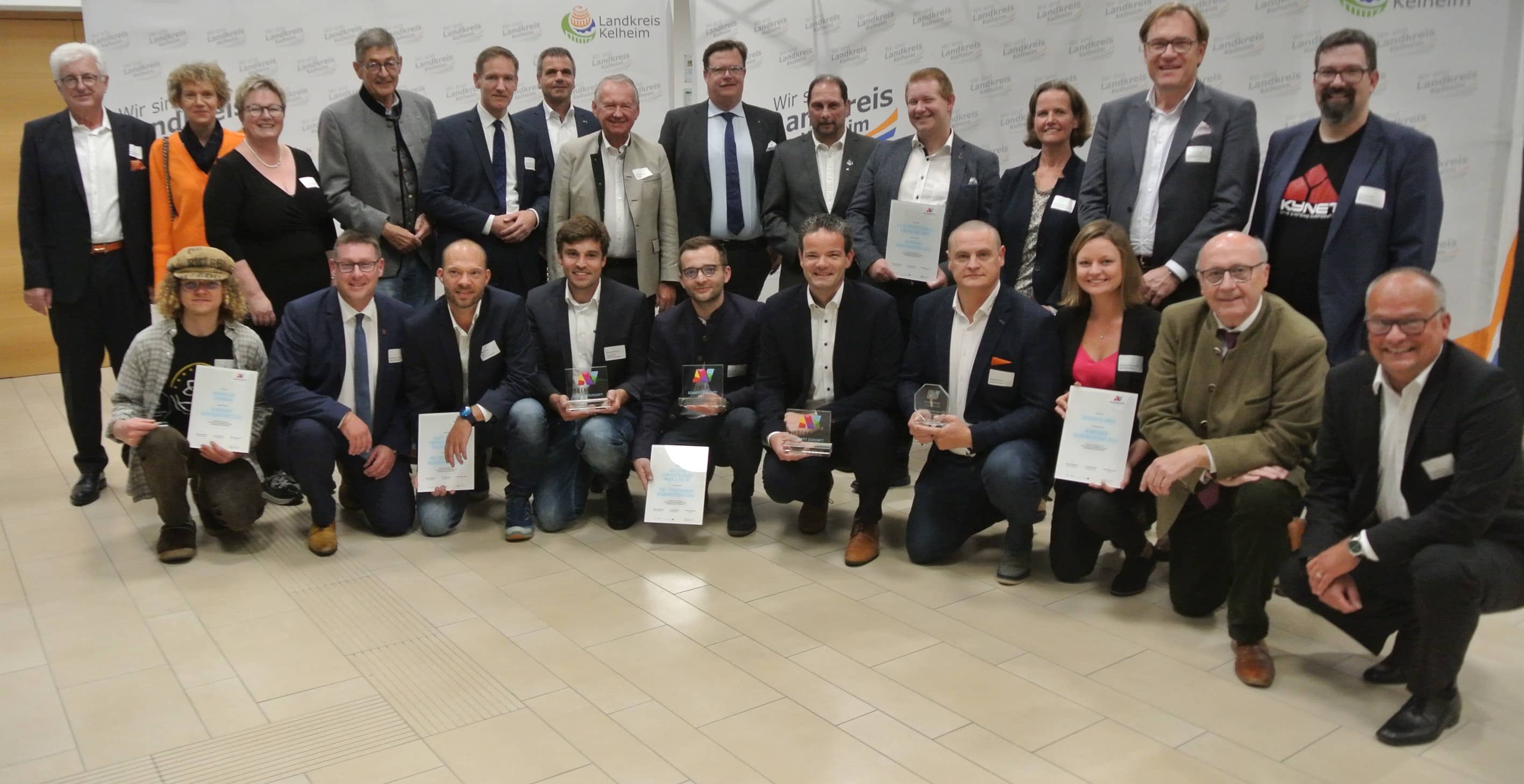 Auf diesem Bild sind alle Preisträger des TOP Unternehmen Preises 2024 zu sehen